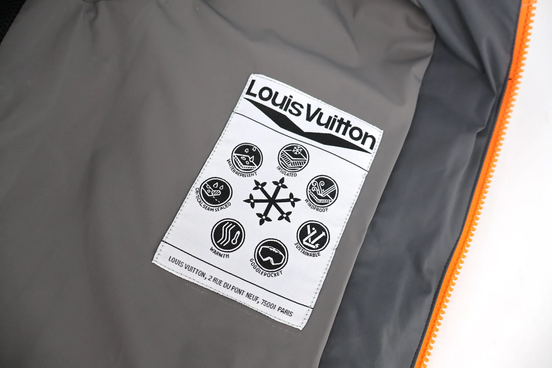 🅿️2120 1v SKI ski series functional down jacket perfectly combines luxury and functionality. This ski jacket is embellished with Louis Vuitton’s iconic Monogram elements, and the contrasting stitching design outlines a futuristic silhouette. The bright orange zipper is not only the visual focus, but also symbolizes fearless exploration in the world of ice and snow. The oversized LV classic floral pattern on the back blooms with eye-catching vitality in the gray color block, making you a sight that cannot be ignored on the snowy slopes. Windproof and waterproof technical fabrics with thermal padding can withstand the cold while remaining lightweight and comfortable. The Monogram details on the cuffs reveal brand recognition in a low-key manner. Size:50-52-54-56